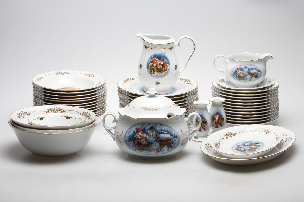 MATSERVIS, 48 delar, porslin, "Gammaldags jul", Lars Carlson, Christineholm Porcelaine.