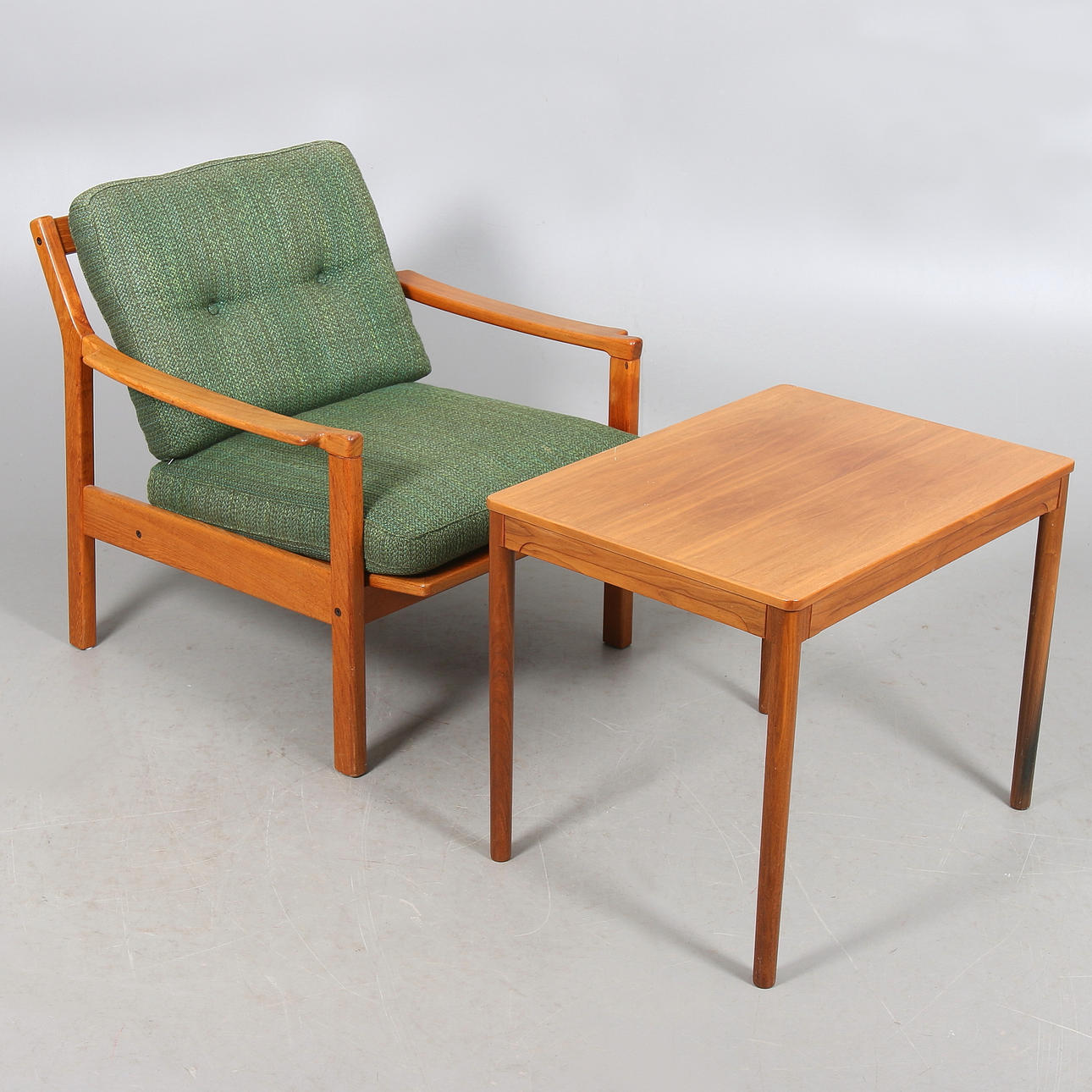 FÅTÖLJ och SIDOBORD, 2 delar, teak och valnöt, 1950/60-tal.