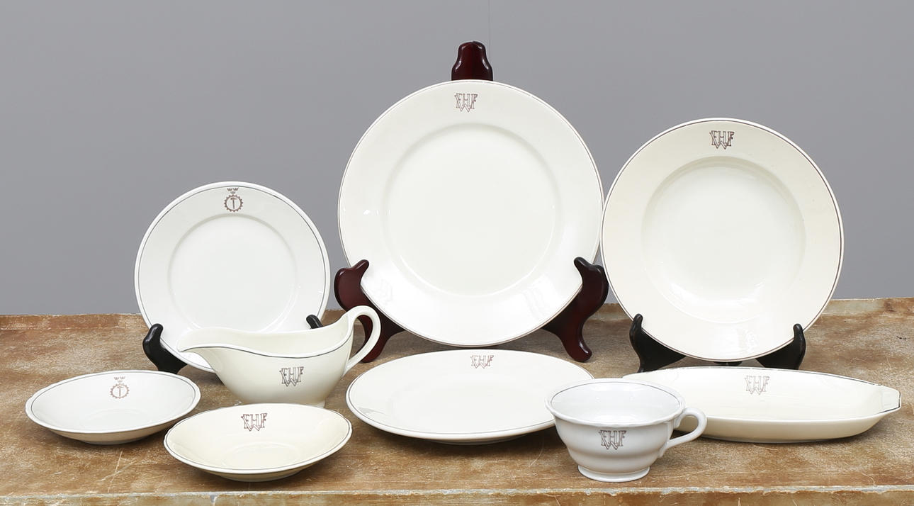 MAT- och TESERVIS, 152 delar, märkta med Fabriks-och Hantverksföreningen Växjös logotyp, Karlskrona.