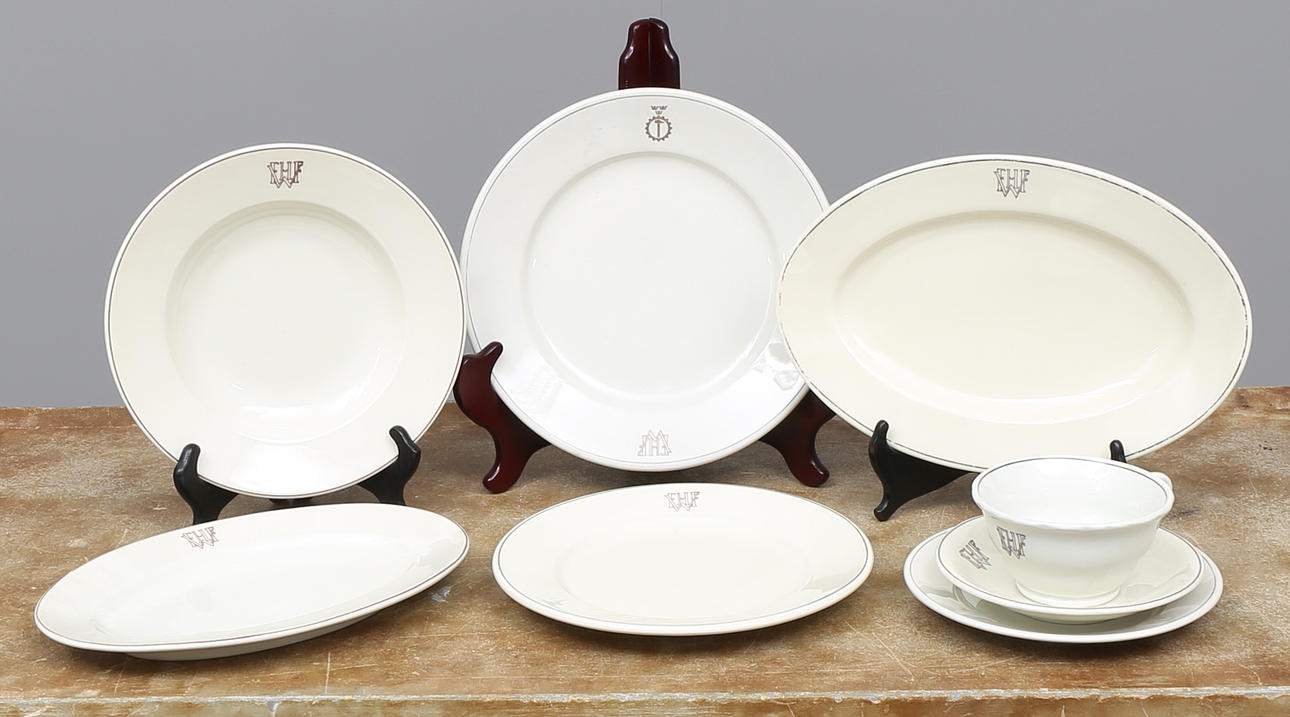 MAT- och TESERVIS, 146 delar, märkta med Fabriks-och Hantverksföreningens logotyp, Karlskrona.