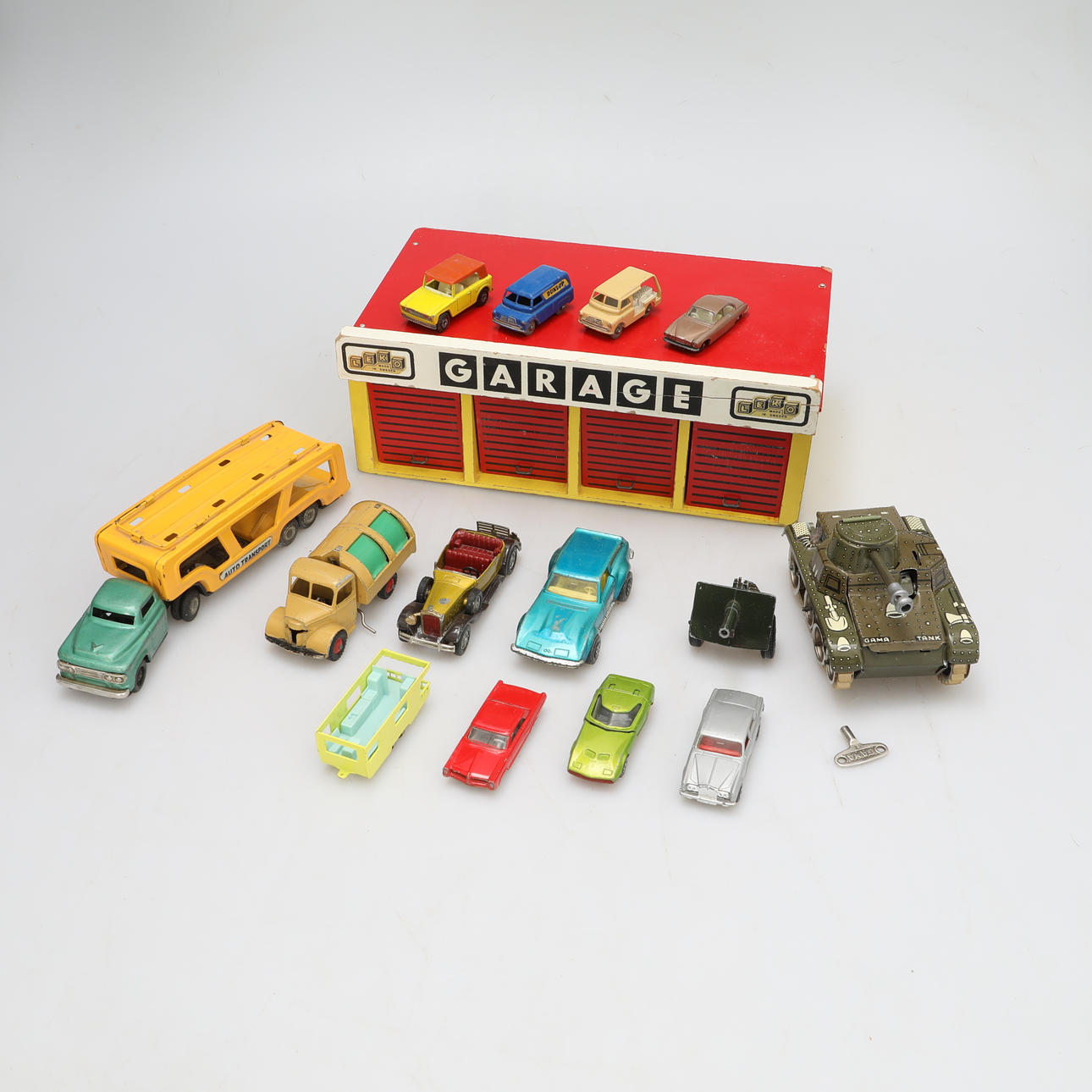 LEKSAKSBILAR, plåt samt trägarage.