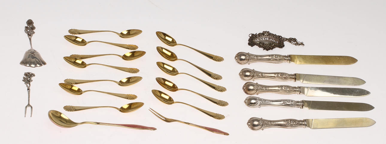 PARTI SILVER, 22 delar, bland annat förgyllda kaffeskedar. Total vikt 350 gram.