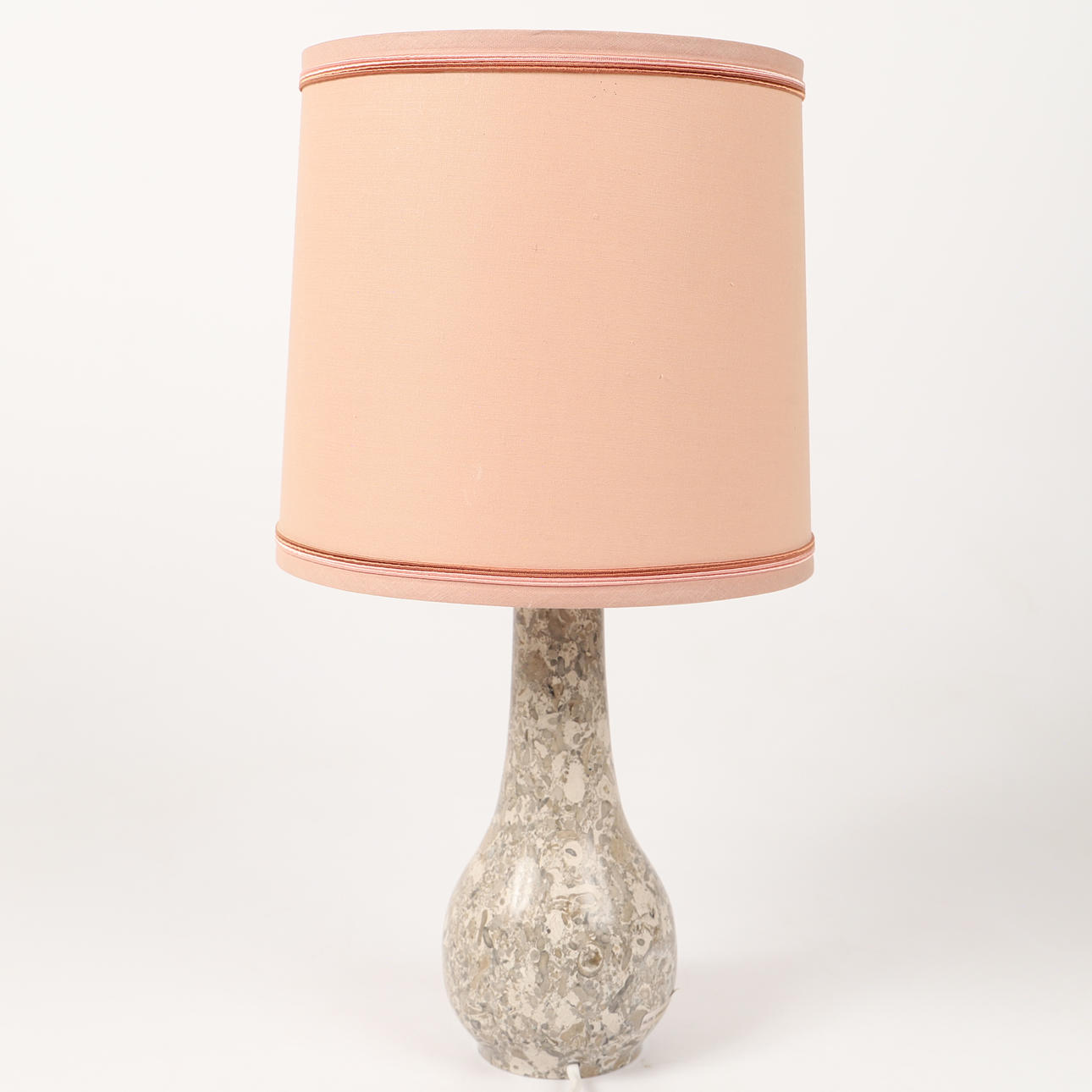 BORDSLAMPA, marmor, Slite Stenhuggeri, Gotland, signerad.