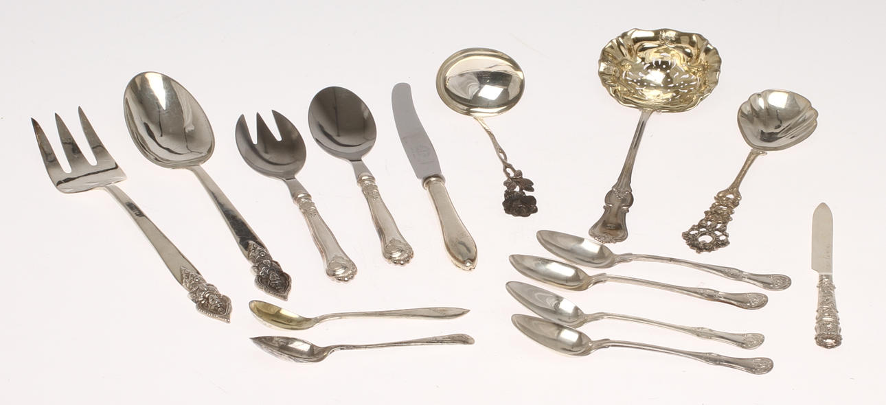 PARTI SILVER, 1800/1900-tal. Total vikt (exkl sked,gaffel och kniv delvis rostfritt) 378 gram.