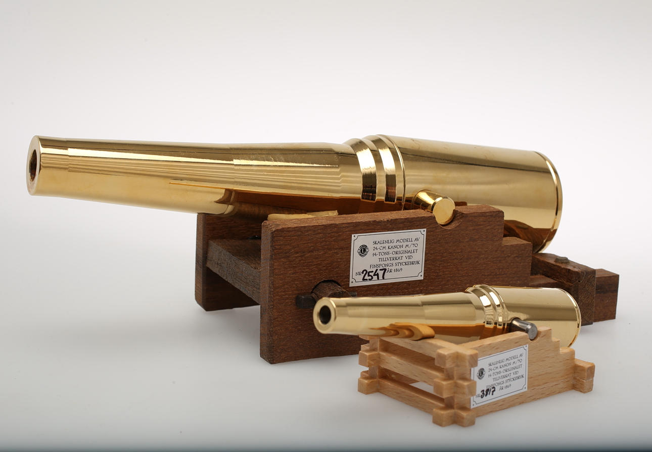 SALUTKANONER, 2 st förgyllda efter original från Finspongs Styckebruk 1869.