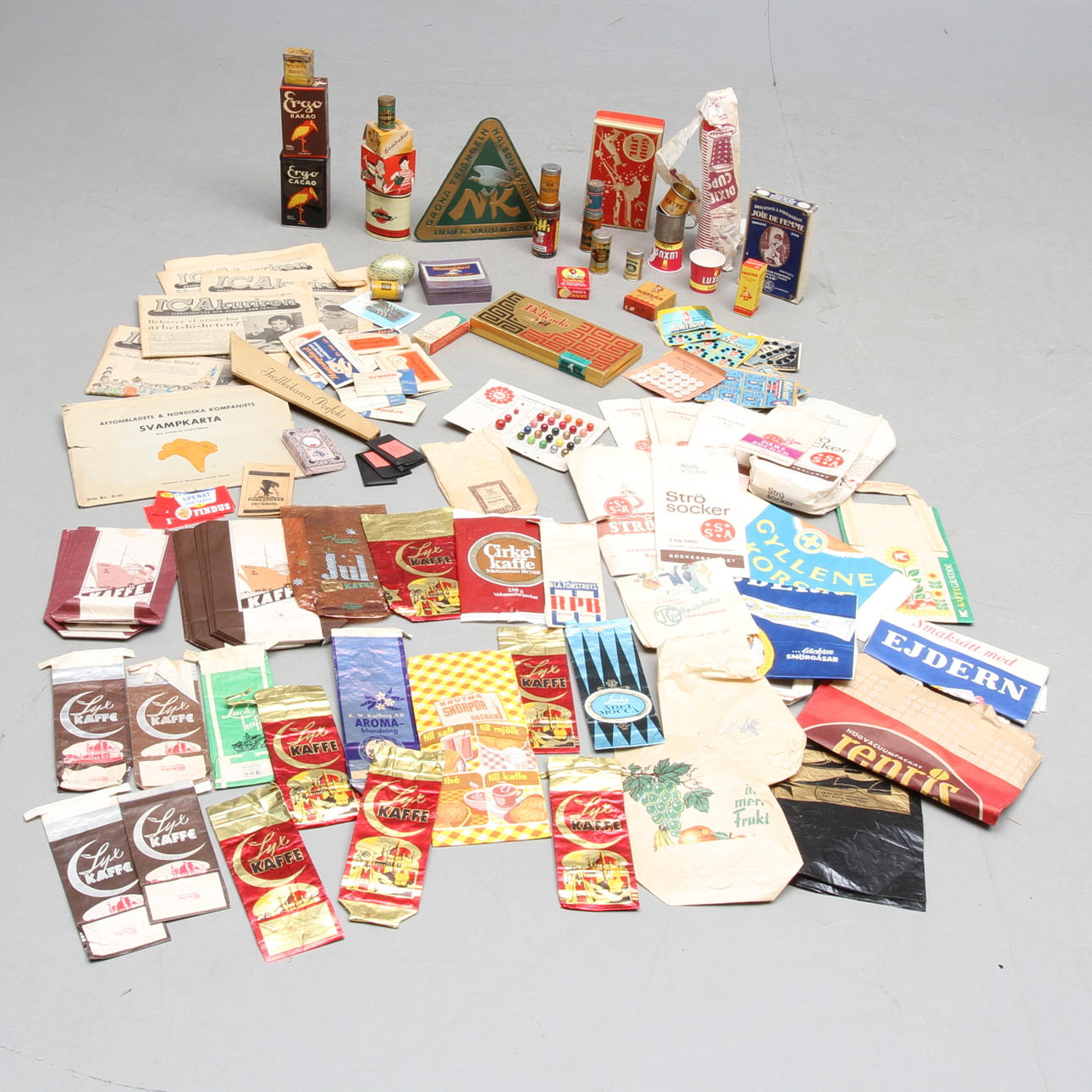 DIVERSE FÖRPACKNINGAR, PÅSAR samt PLÅTBURKAR MED MERA, 1900-tal.