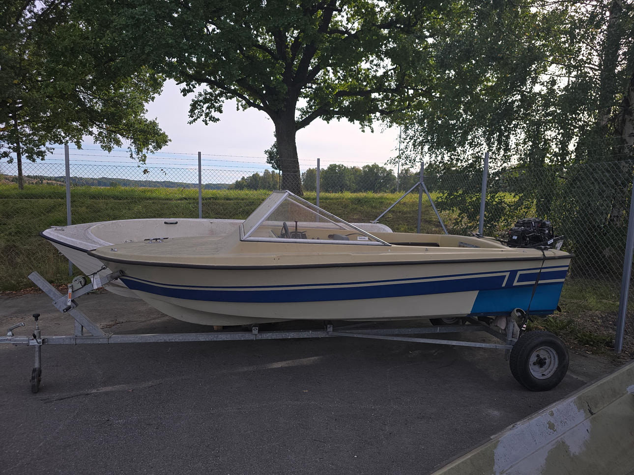 BÅT, Camo, med Mercury båtmotor & trailer.