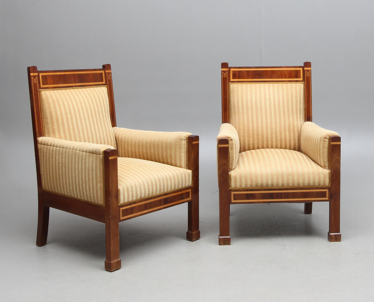 FÅTÖLJER, ett par, 1900-talets första hälft.