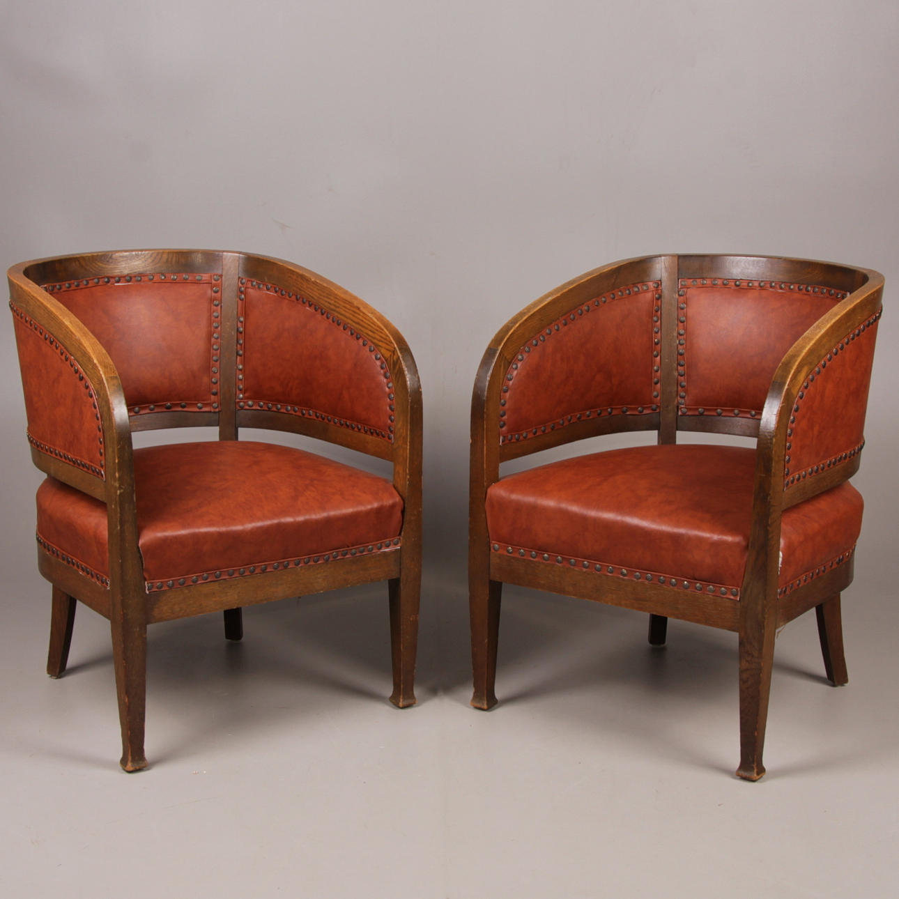 FÅTÖLJER, ett par, ek och konstskinn, jugend, 1900-talets första hälft.