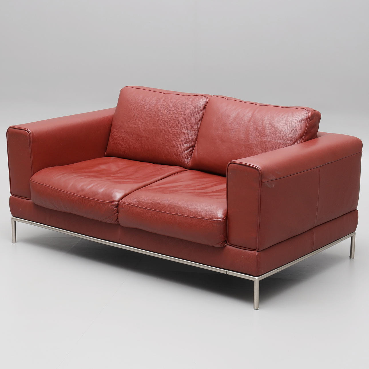 Ein Sofa, „Arild“, rotes Leder, IKEA, 2000er Jahre.