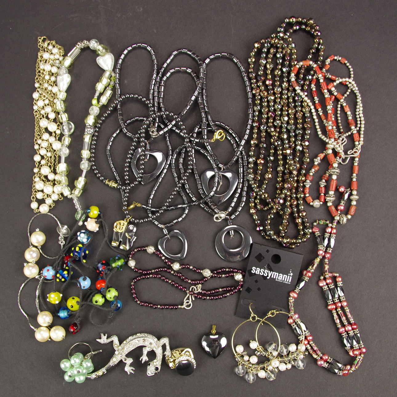 HALSBAND, BROSCH M.M., bijouterier.