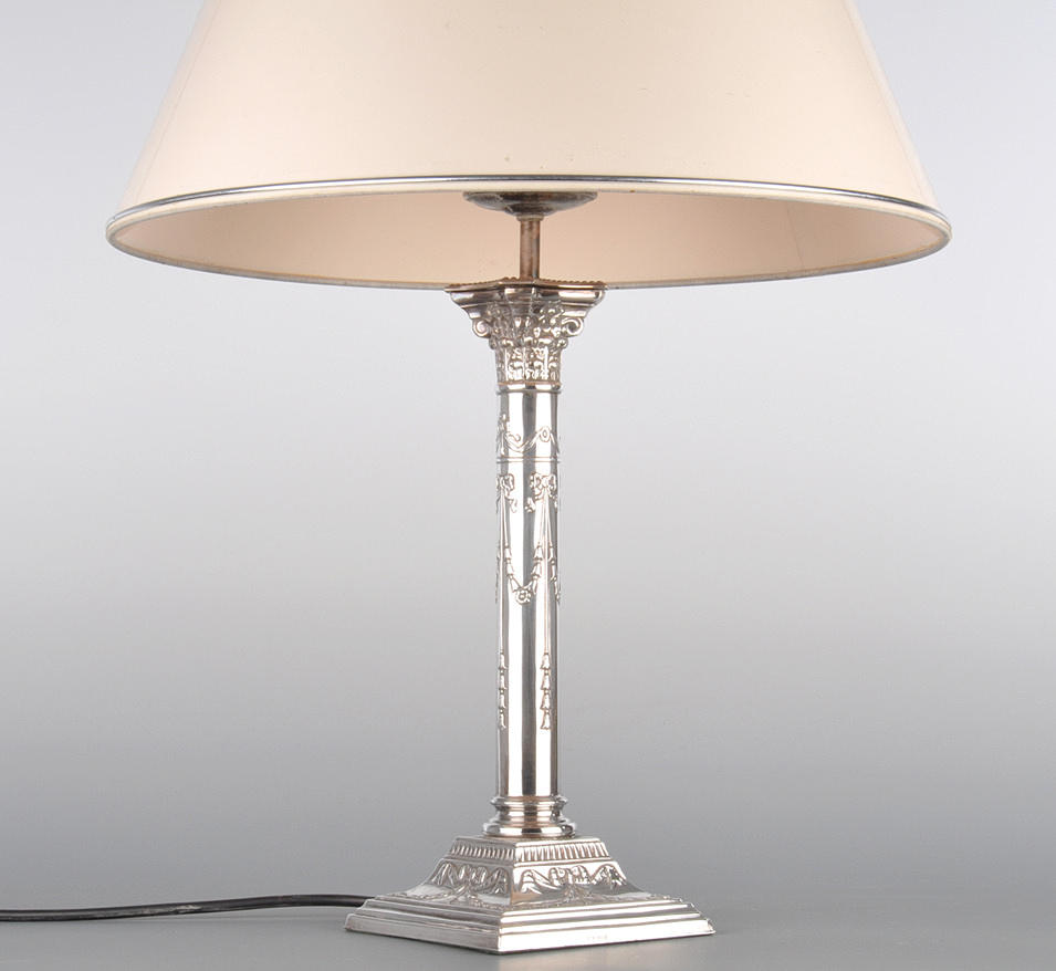 TISCHLAMPE, SILBER. Balusterformad lampbas med jugenddekor, 4 kännetecken i fraktur bokstäver.