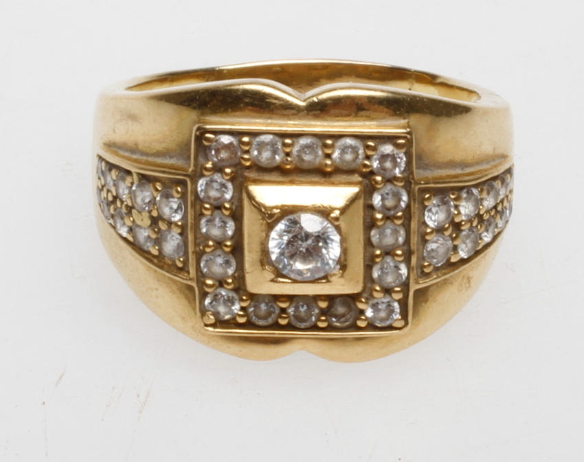 RING MED STENAR, 18k guld, vikt ca 10,9 gr.