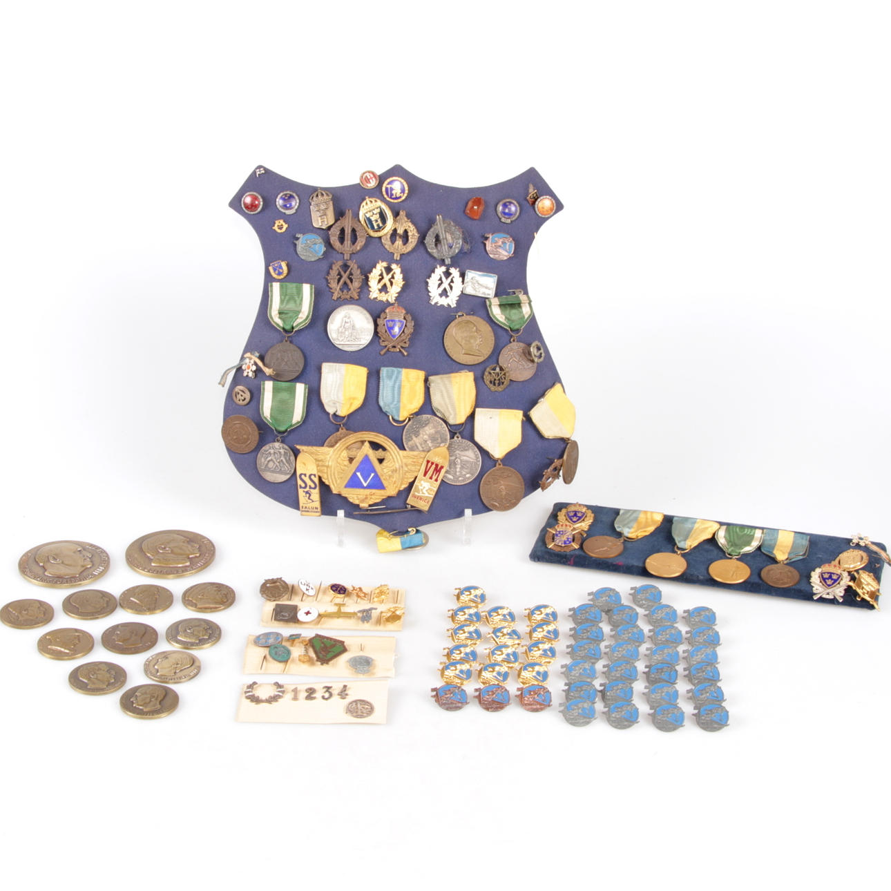 MEDALJER, pins samt märken, ca 110 st. Delvis silver.