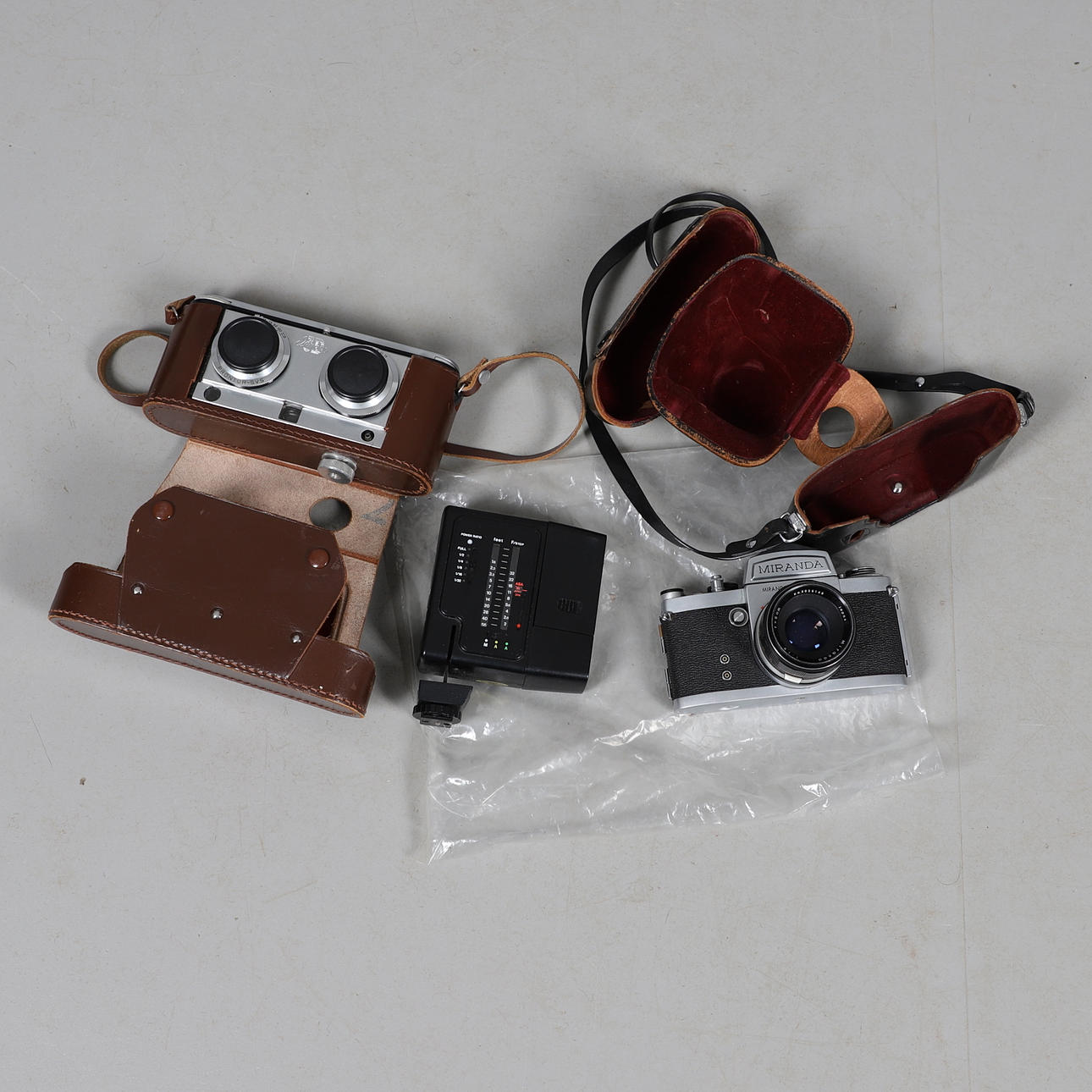 VINTAGE CAMERAS - INCLUDING ILOCA STEREOGRAMS.