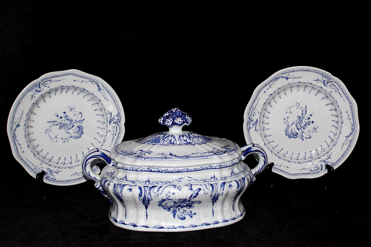 SOPPTERRIN ned 2 st FAT, porslin, Rörstrand, replik från 1758 numrerad 1230/1800.