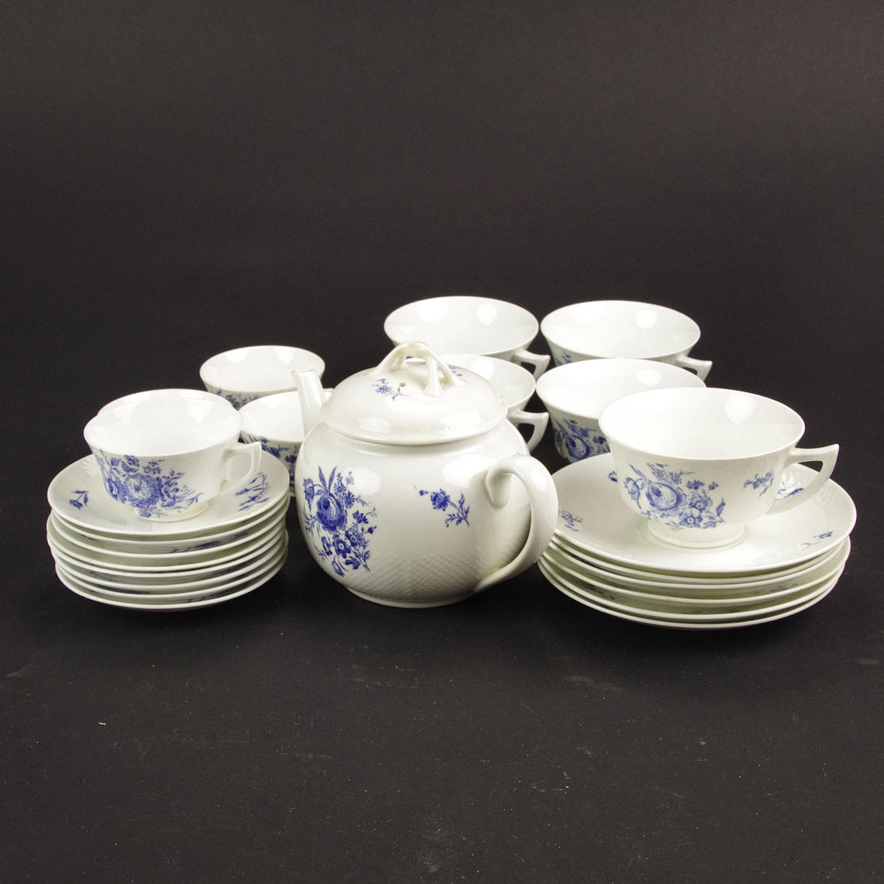 TE OCH KAFFESERVISDELAR, porslin,"Triumf", Gustavsberg.