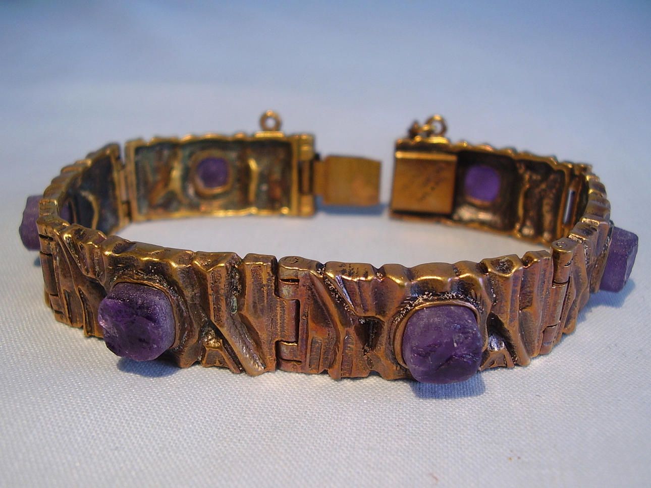 BRONS ARMBAND med ametist kristall kottar signerad TIMO SARPANEVA Finland.