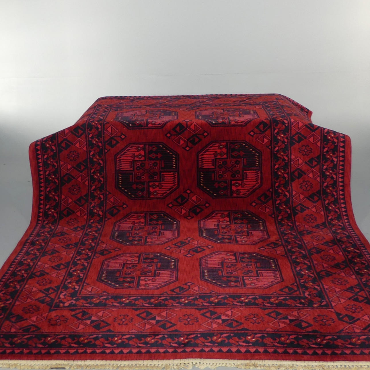 Una alfombra, modelo oriental, probablemente Kasthall.