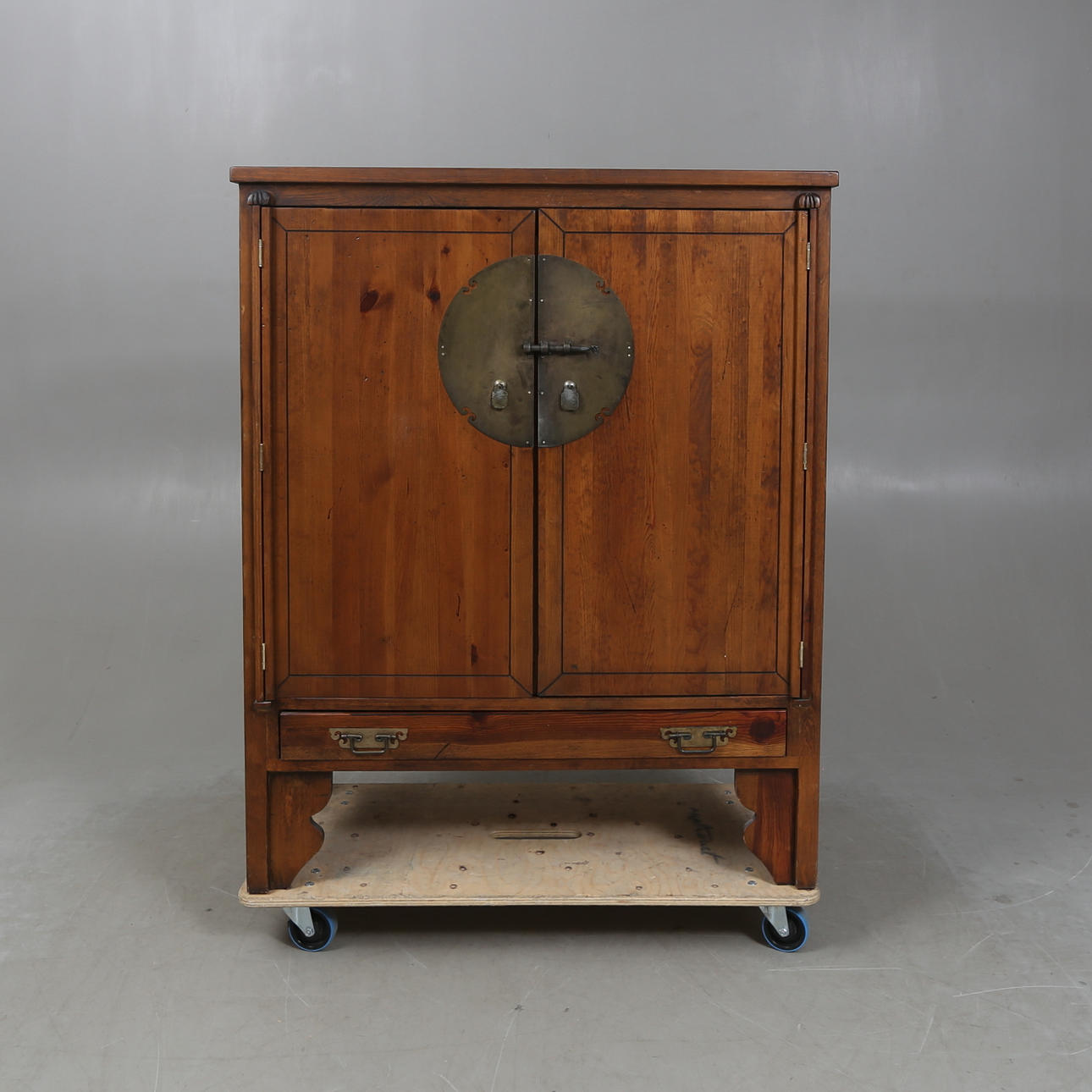 Ein orientalischer Schrank, 1900/2000er.