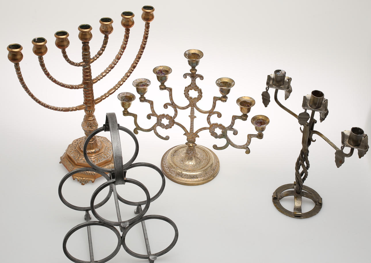 LJUSSTAKAR, 3 st mässing och smide. VINSTÄLL, metall.