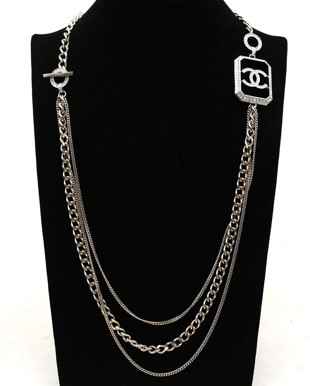 CHANEL. Halsband med logotyp.
