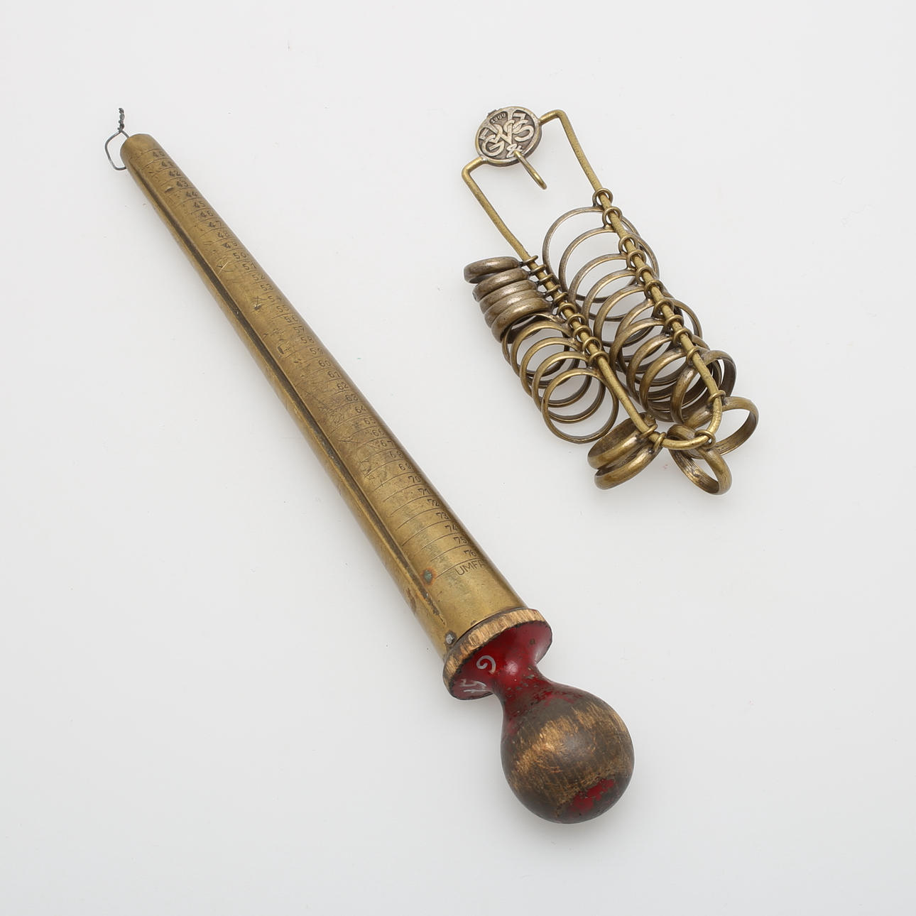 RINGMÅTT, 2 st, metall, 1900-talets början.