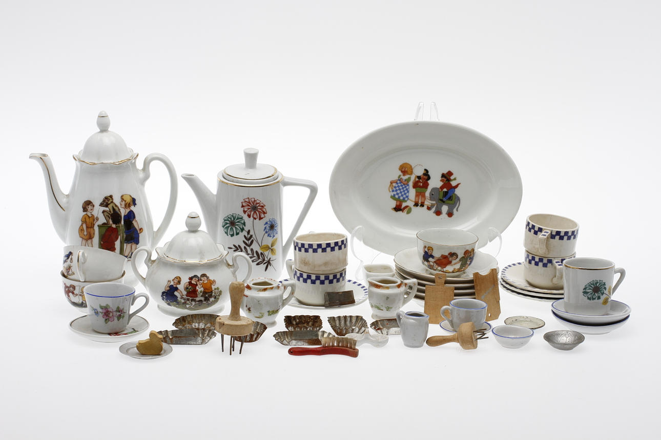 DOCKSERVISDELAR, ca 50 delar, bl.a. Gustafsberg, 1900-talets första hälft.