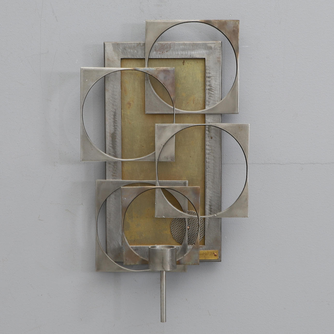 PER BAKER. Wandkerzenhalter, Eisen und Messing, signiert.