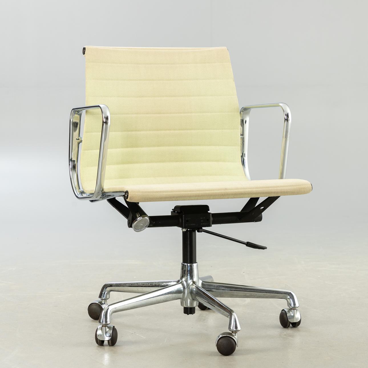 CHARLES & RAY EAMES. Vitra, Bürostuhl EA 117.