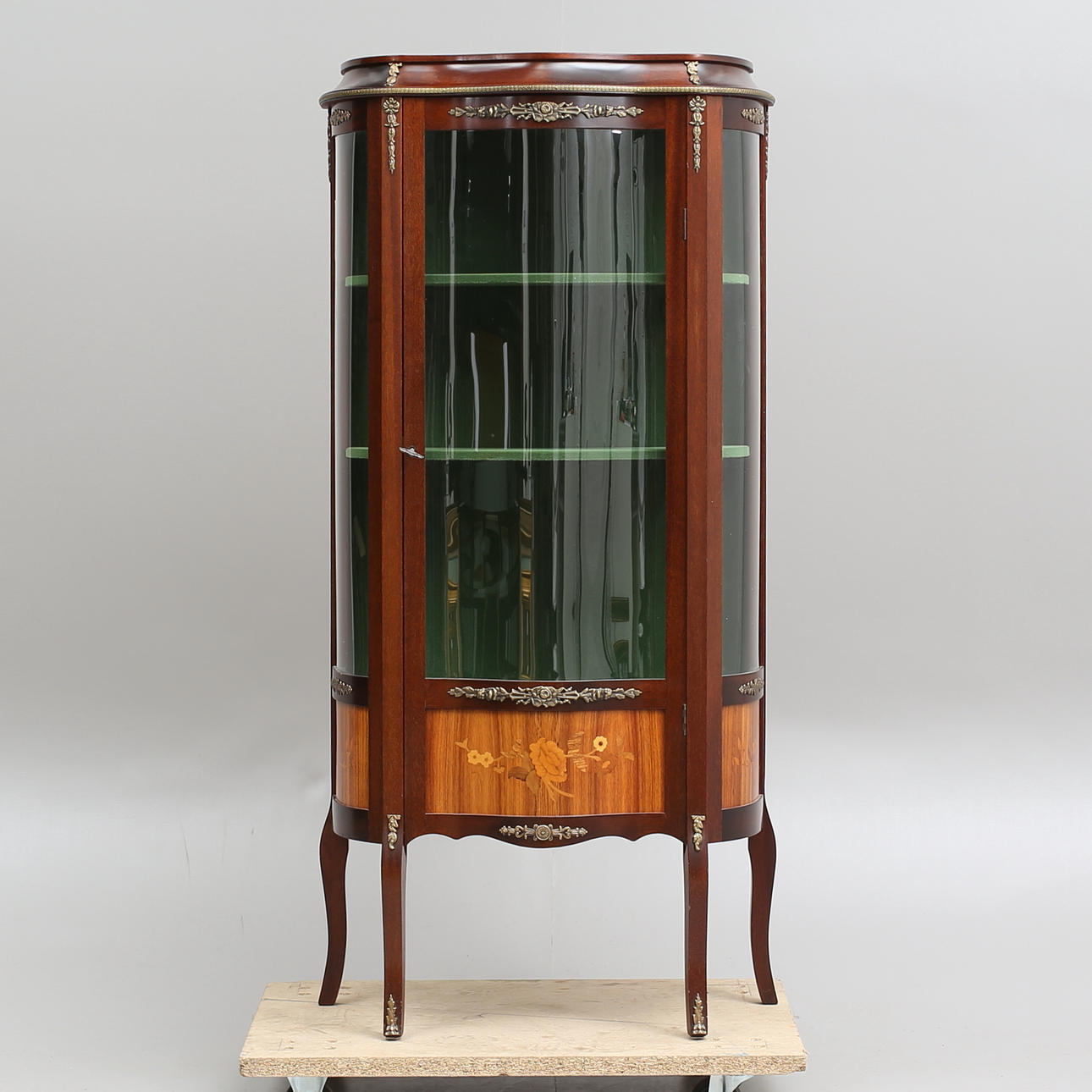 VITRINSKÅP, nyrokokostil, 1900-talets andra hälft.