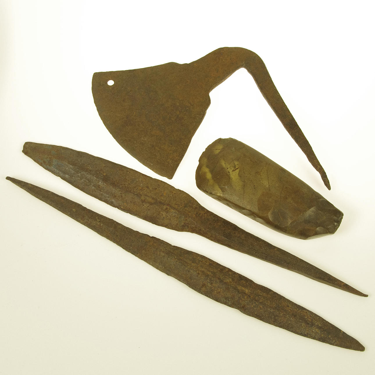 JORDFYND, stenyxa stenåldern, 2 spjutspetsar samt yxhuvud medeltiden.
