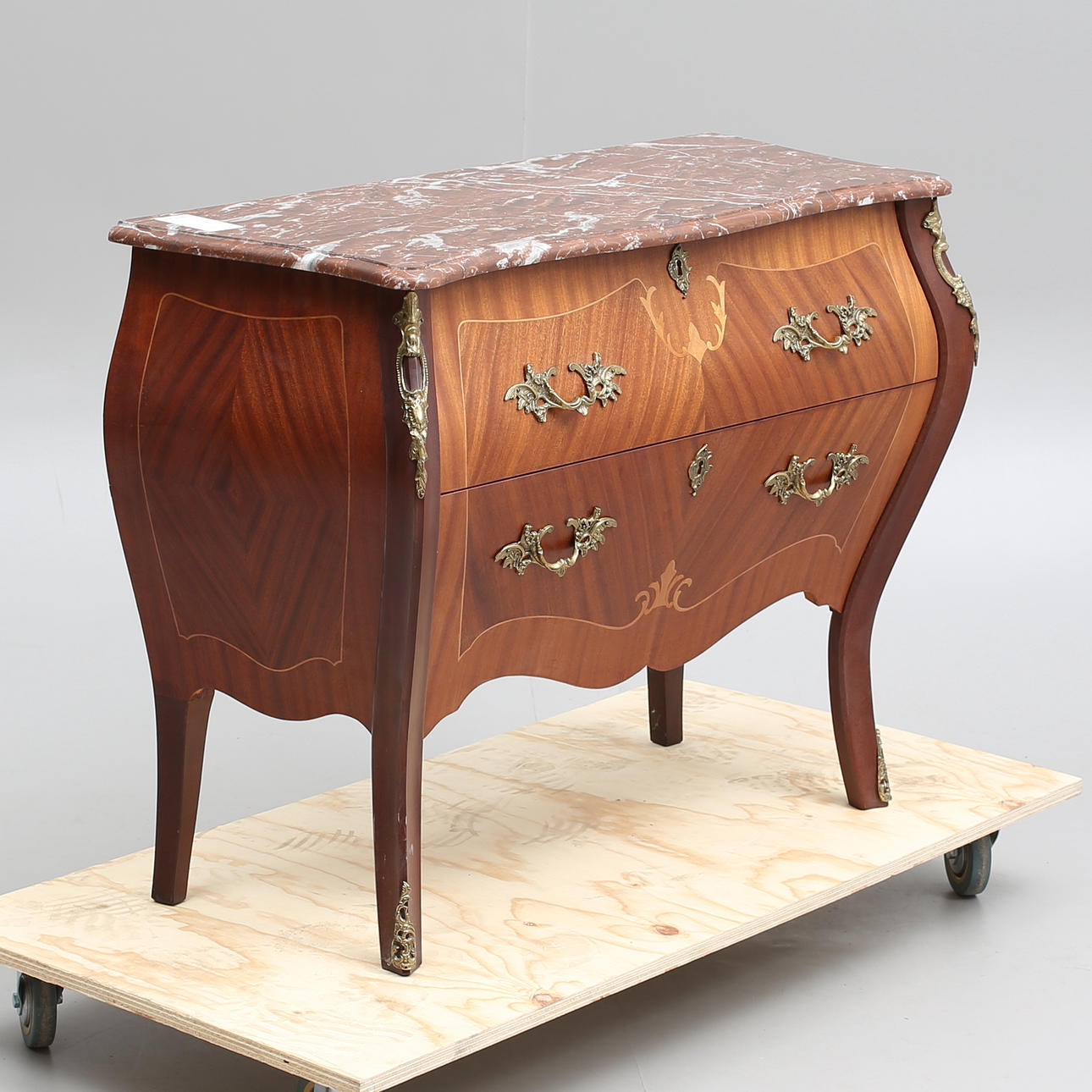 BYRÅ med STENSKIVA, nyrokoko, 1900-talets andra hälft.