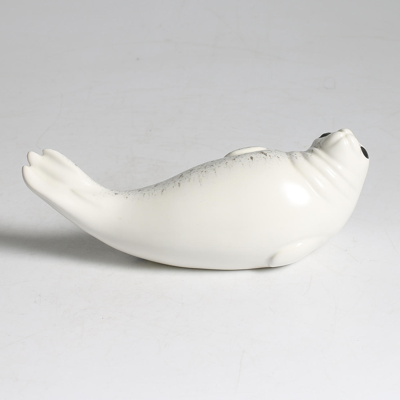 PAUL HOFF. Skulptur, säl, Gustavsberg, 1900-talets andra hälft.