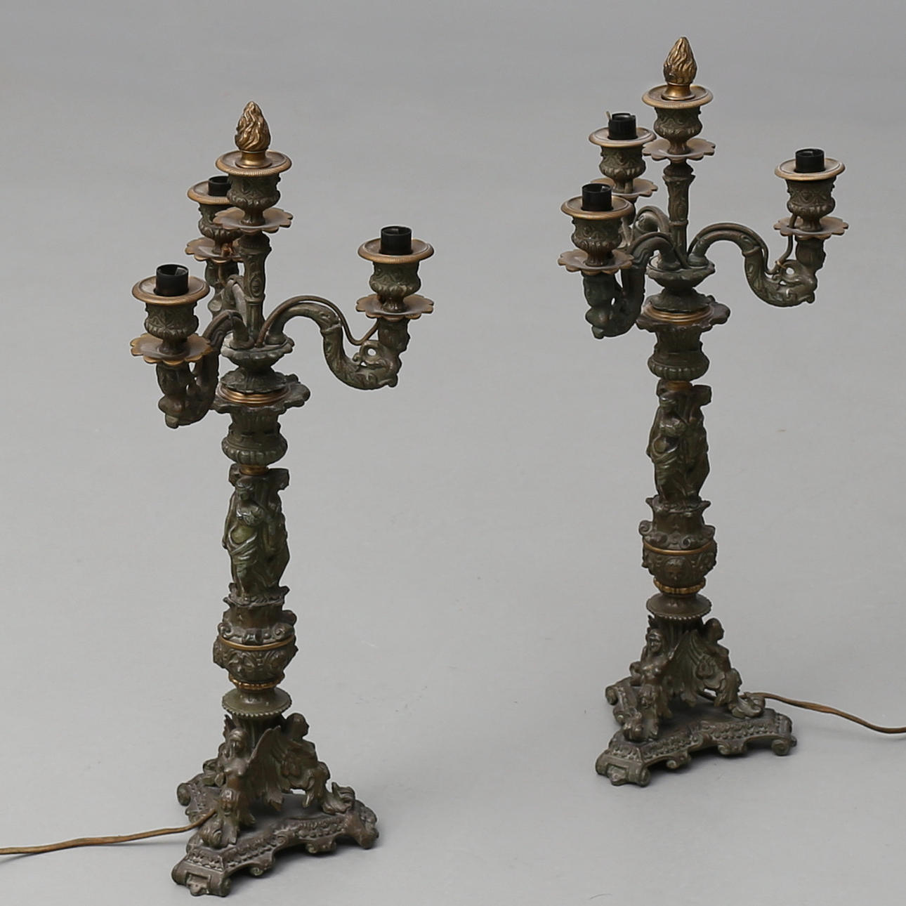 BORDSLAMPOR, 2 st i form av kandelabrar.