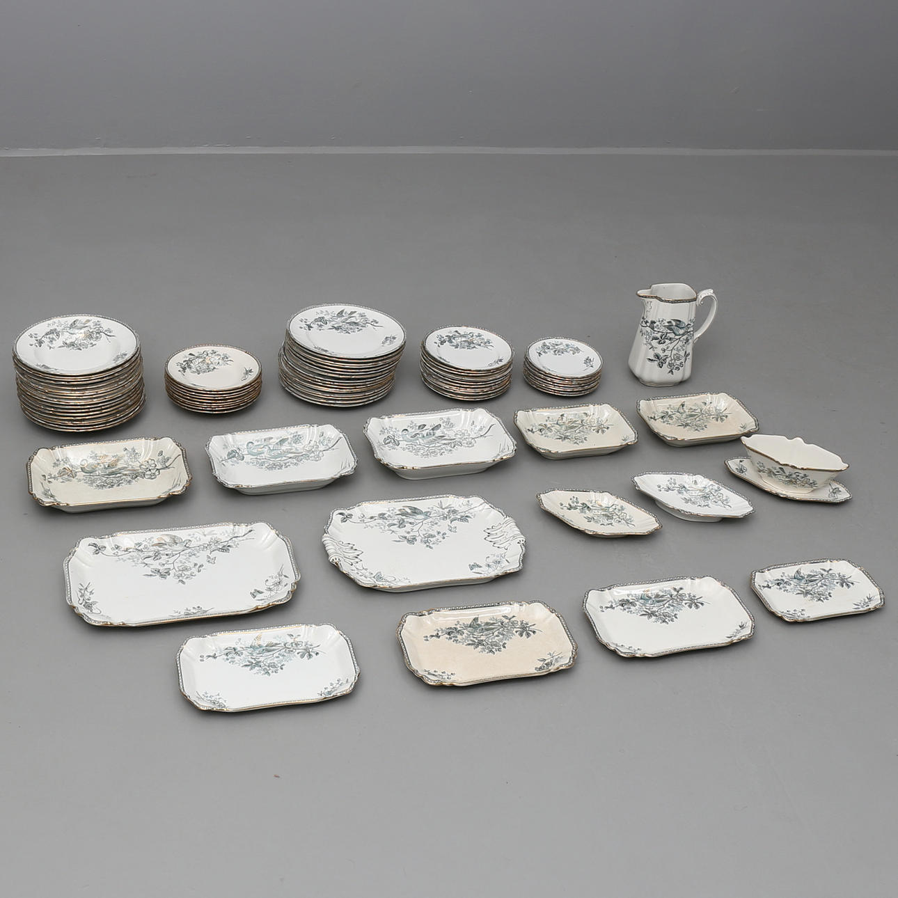 MATSERVIS i flintgods, 93 delar, "Wexiö guld", Arvid Ekberg, Gustafsberg, 1800-talets senare del.