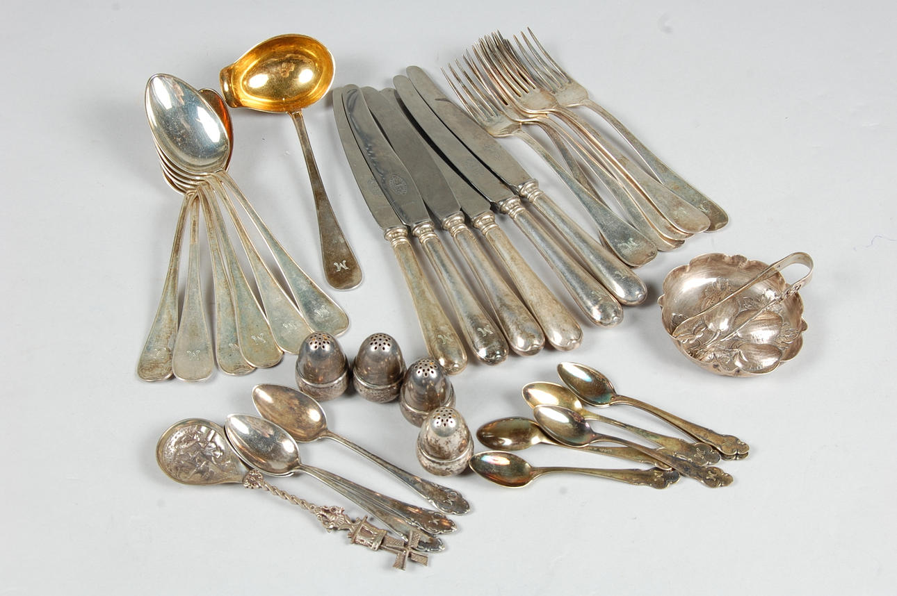 SILVER, 35 delar, vikt 1010 g.