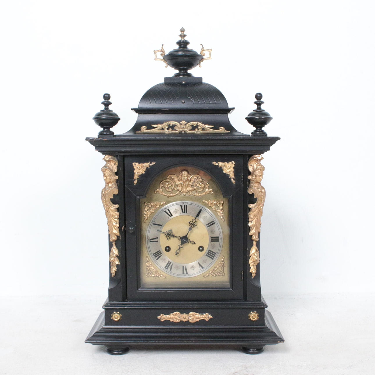 JUNGHANS. Fireplace clock/table clock, bronze, fire-gilded, around 1880.