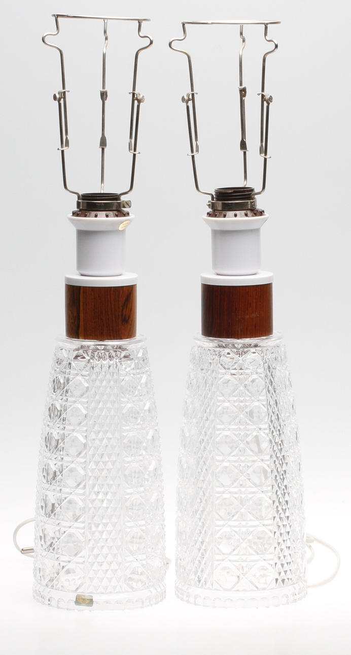 BORDSLAMPOR, ett par, glas samt teak, Elarmatur, Kosta, 1960-tal.