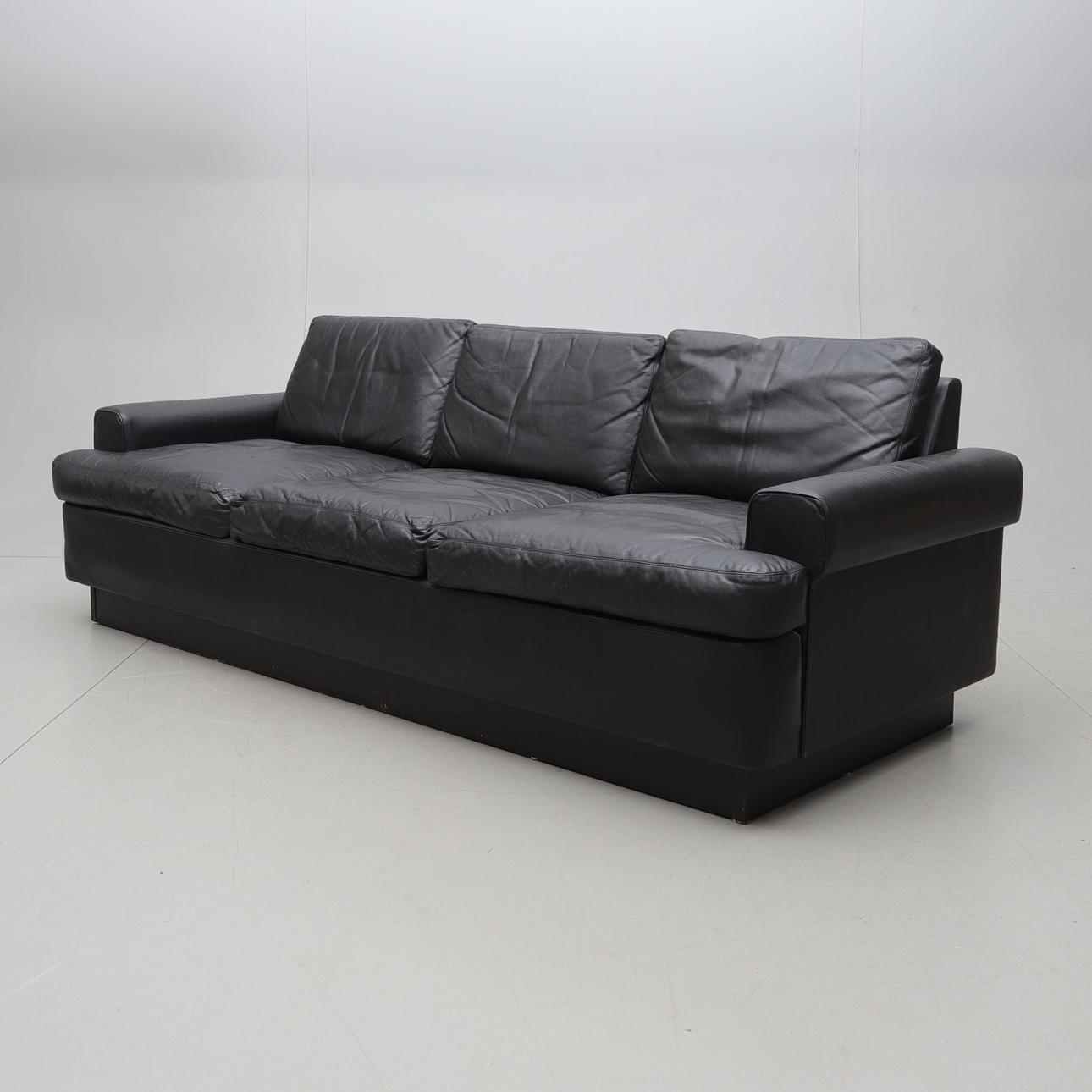 A leather sofa, 1960s/70s.