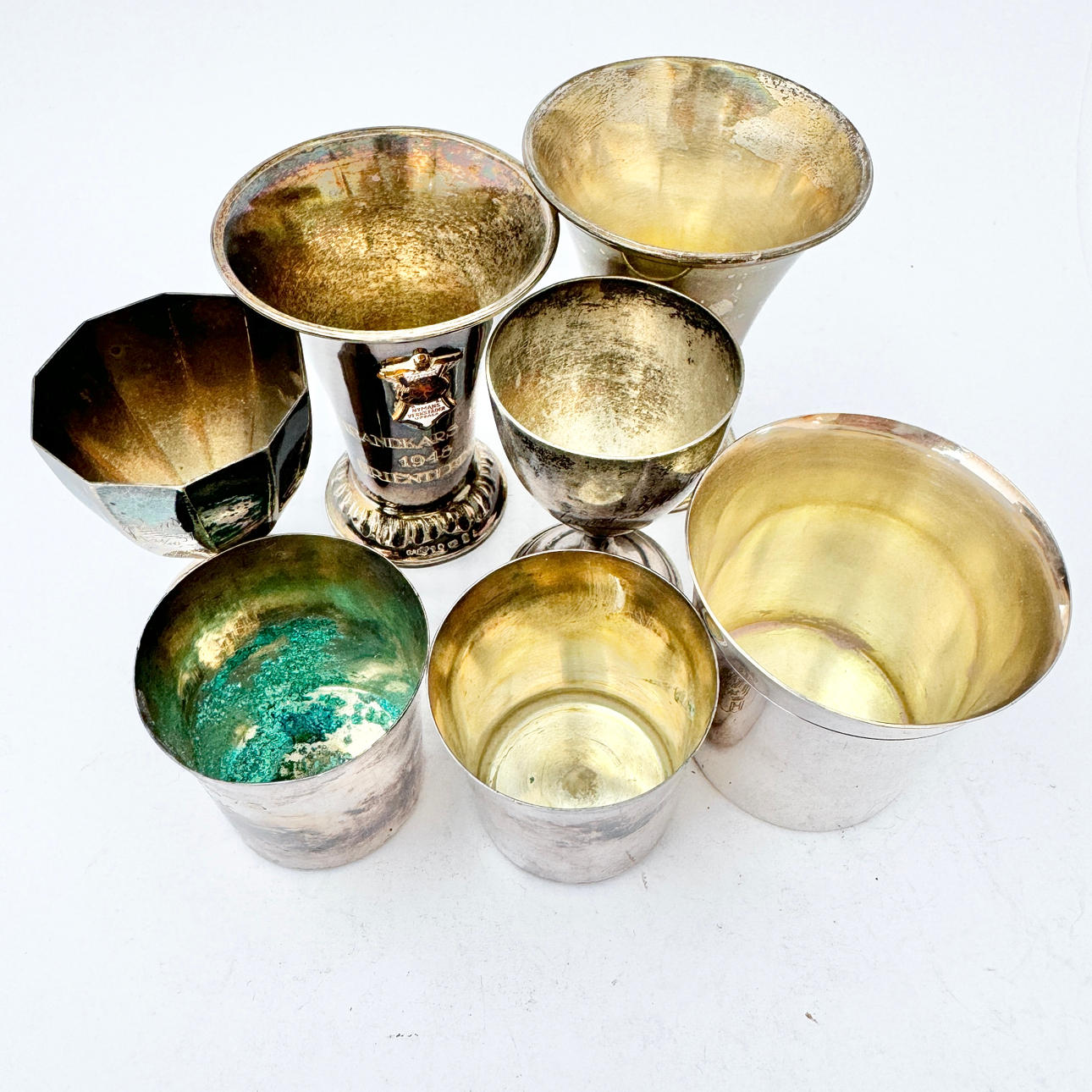 Lote de trofeos y copas. Es plateado.