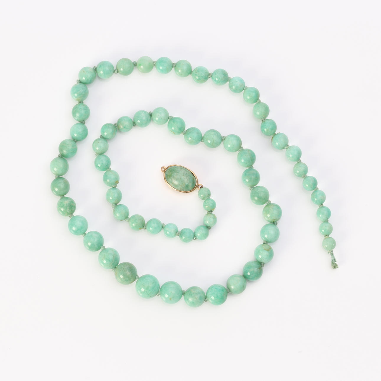 COLLAR. Bolas de berilo verde, cerraduras en oro.
