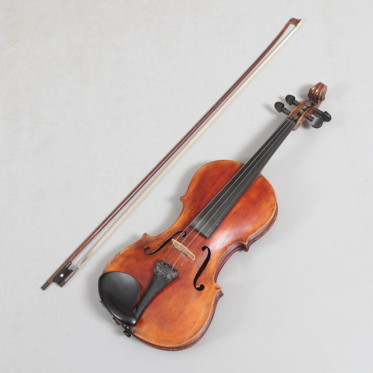 Violin with string, 20th century.