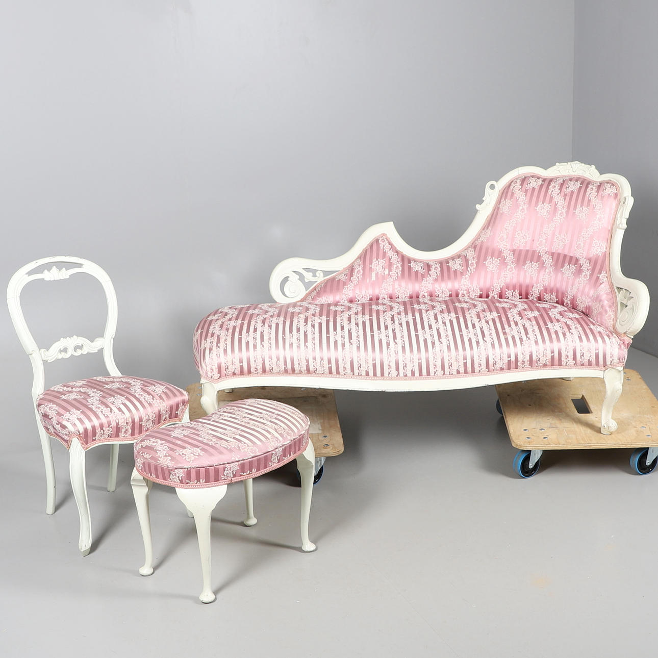 EN CHAISELONG, STOL OG EN SKAMMEL.