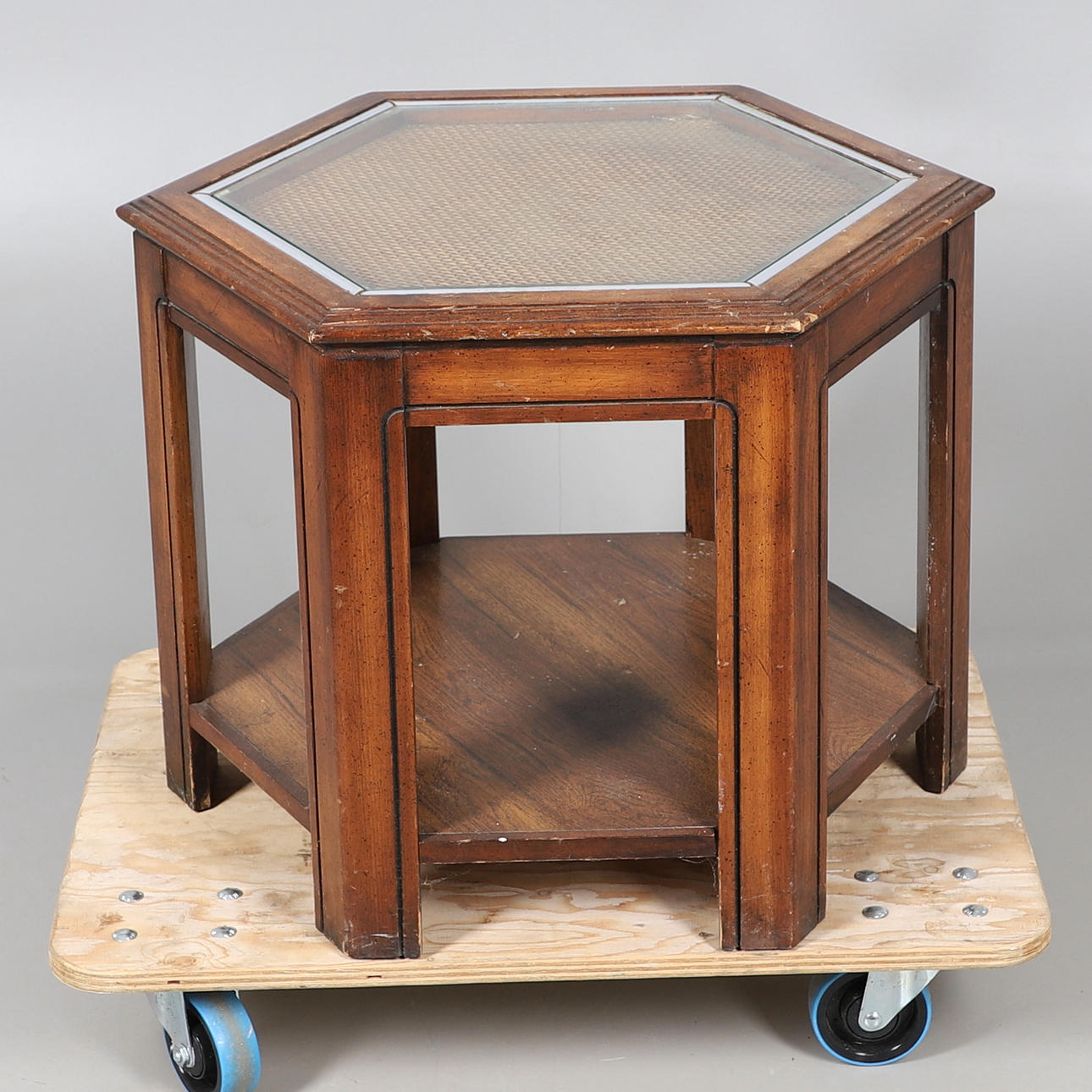 KUUSIKULMAINEN SATUNNAINEN PÖYTÄ.