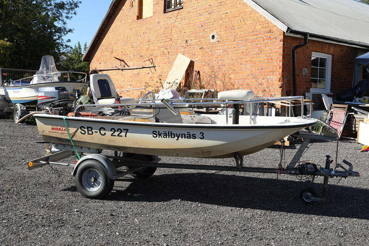 BOOT, Boston Whaler, mit Anhänger, Außenborder.