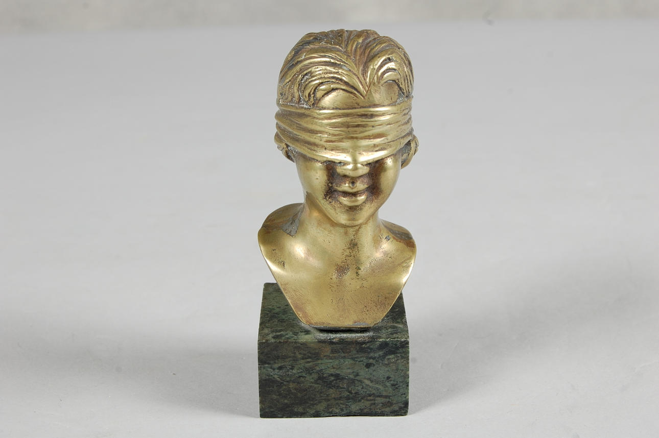 SKULPTUR, " Justitia" brons, på stensockel.