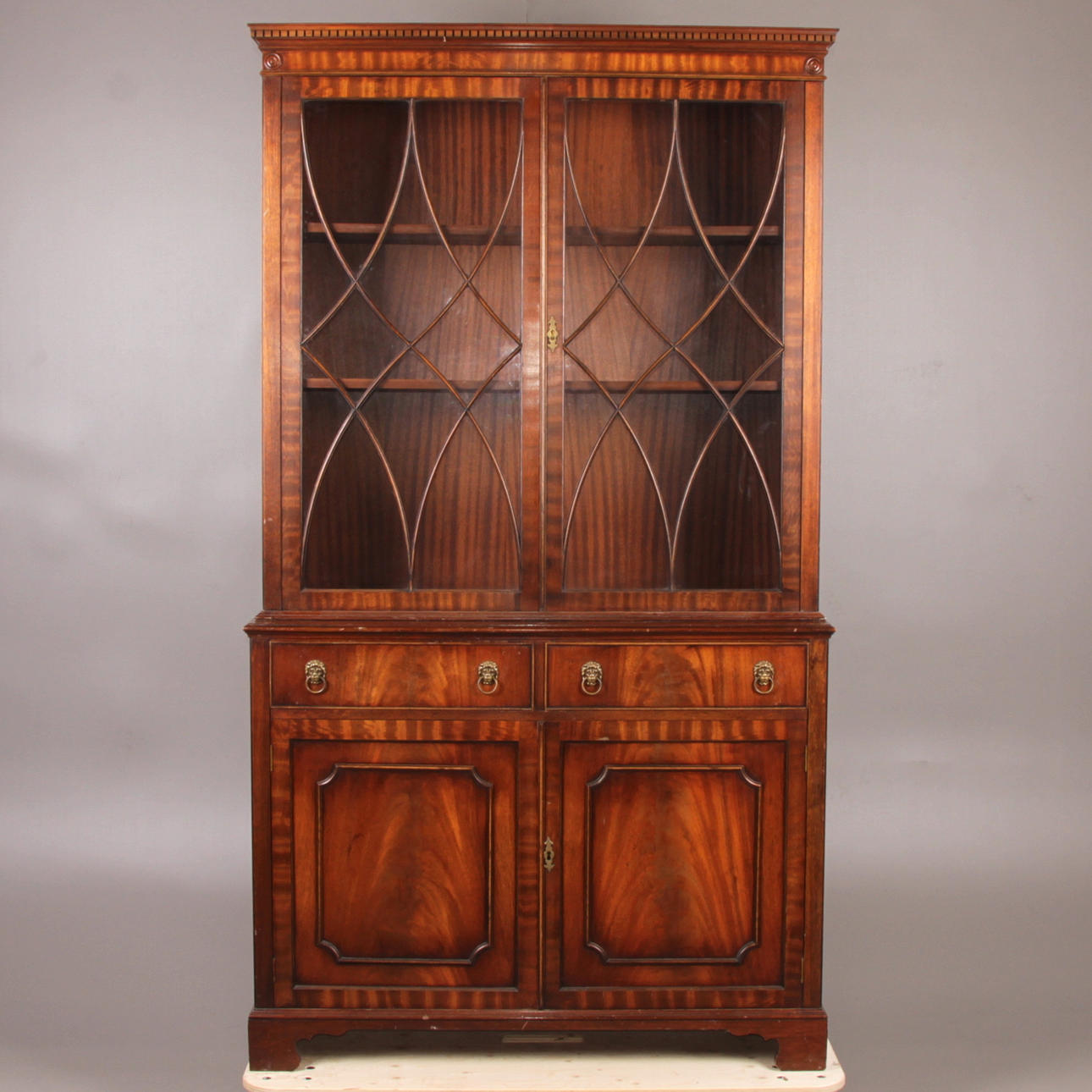 VITRINSKÅP, 2 delat, Reprodux, England, 1900-talets andra hälft.