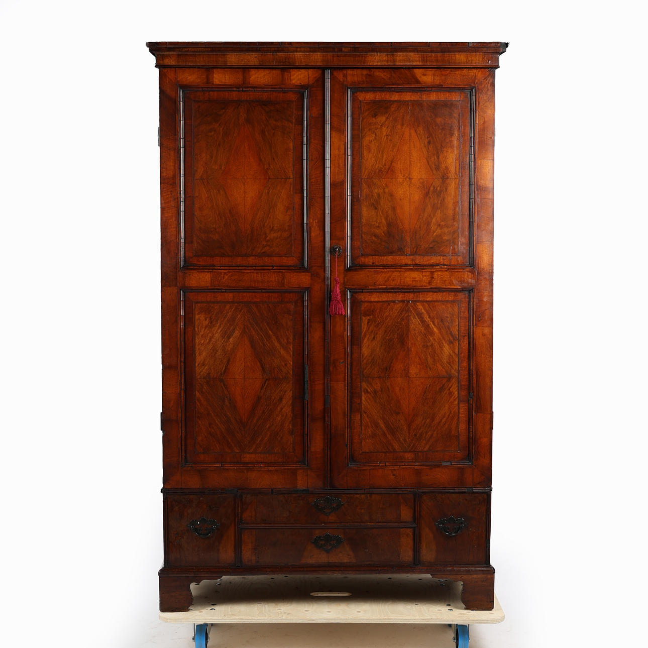 GARDEROB, 1700-TAL OCH SENARE VALNÖT.