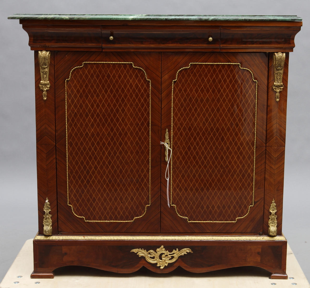 SKÅP. med stenskiva, metallbeslag, 1900-tal.